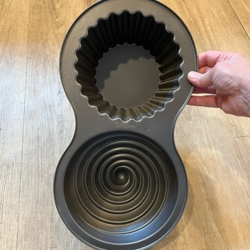 Wilton Giant Cupcake Mold Baking Dish Pan NWOT